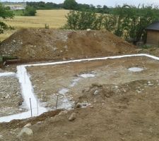 Ca commence; 1&egrave;re &eacute;tape, les fondations!
Et on commence &agrave; penser qu'on a fait une cabane (pour la taille)
Mais Ludovic (conducteur de travaux Natilia) est rassurant!
La surprise (moyenne) c'est que l'entr&eacute;e du garage est tr&egrave;s en contrebas donc trop &agrave; pic... Il faut cr&eacute;er une "rampe" d'acc&egrave;s!?