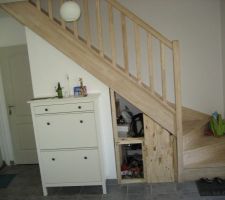 20/09/2014 - La porte gauche du placard sous escalier est toujours en stand by! J'ai d&eacute;j&agrave; achet&eacute; la tablette en pin mais faudra que je m'y mette :-)