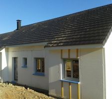 Et voilà, hors d'eau, hors d'air, comme on dit!
Mais là, c'est vraiment la concrétisation du projet!
Elle est belle ma maison !
(ma fille aussi!)