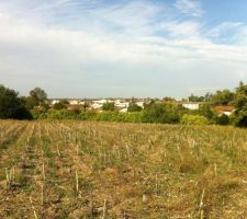 Du haut du terrain, jolie vue sur le bourg. En cherchant bien, on doit m&ecirc;me pouvoir voir le toit de notre maison !