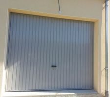 Porte de garage peinte en grise