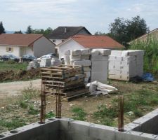 Matériaux endommagés.
Le chantier n'est pas tenu propre.
Des détritus traînent de partout sur les fondations et sur le terrain. 
Quel respect du client!