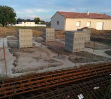 Livraison des parpaings pour le vide sanitaire: 2 rangs