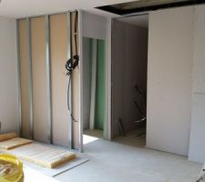 Les portes de la chambre et de l'office