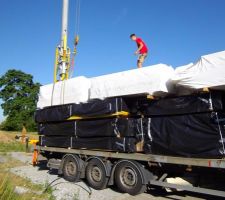 Arrivée du camionavec la maison dessus........
