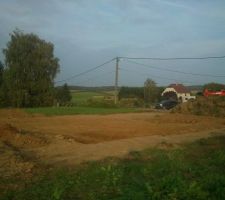 Décapage de la terre végétale fini
<br />
coté Ouest