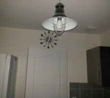 Petite lumière de la cuisine et horloge