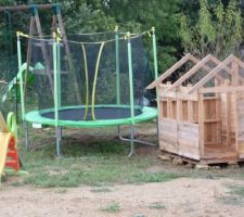 Le cabanon des enfants en palettes:  
la charpente est posée!