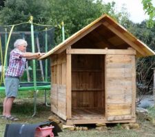 Le cabanon des enfants en palettes:  
Pose du toit (c'est le seul bois qu'on a acheté: 3 planches de 4 m en 25mm d'épaisseur et 20cm de large...)