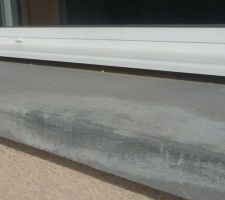 Un appui de fenêtre avec auréole