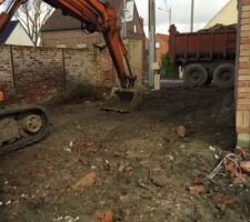 Après même pas une demi journée de travail et une benne de 20m3 quand même ce gentil Monsieur pour quelques centaine d'euros nous à tout nettoyé!! Les trouvailles en dessous j'éviterai de les enoncer. À côté de leur bon travail chez Cabre il y a de gros efforts de propreté et de respect a avoir quand on est pas chez soit ! D'ailleur je n'aimerai pas voir leur chez eux soit dis en passant !!  Repartir avec au moin des palettes, des bidons, leur chaussures de sécurité craquée ou encore leur poubelle de repas serait la moindre des choses