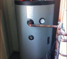 "Cumulus" d'eau chaude, reli&eacute; &agrave; la pompe &agrave; chaleur.