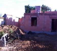 Enfin de RDC terminé
la dalle a été couler mardi, le maçon a profité de la disponibilité du manitou pour déposer les brique sur la dalle (en renforçant avec des etais en dessous)