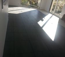 Début de la pose du carrelage