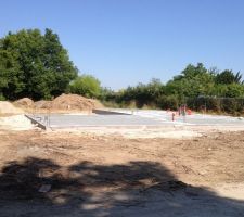 Coulage de la dalle, le chantier est nickel, pas besoin d'enlever de terre, tout sera étalé en fin de chantier autour de la maison.