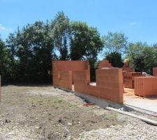 Une petite visite surprise sur le chantier: quelle chaleur, en plus pas d'ombre. les maçons sont méthodiques, rapides, après un petit bonjour on les a laissés continuer après avoir fait le tour de la maison.