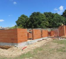 Une petite visite surprise sur le chantier: quelle chaleur, en plus pas d'ombre. les maçons sont méthodiques, rapides, après un petit bonjour on les a laissés continuer après avoir fait le tour de la maison.