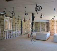 D&eacute;j&agrave; l'etape isolation et electricite. mi aout, nous avons rencontr&eacute; le constructeur pour le plan &eacute;lectricit&eacute;. en fait, c'est le sch&eacute;ma &eacute;lectrique de la cuisine ou il faut penser a&nbsp; tout, les autres pieces c'est beaucoup plus simple.