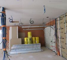 D&eacute;j&agrave; l'etape isolation et electricite. mi aout, nous avons rencontr&eacute; le constructeur pour le plan &eacute;lectricit&eacute;. en fait, c'est le sch&eacute;ma &eacute;lectrique de la cuisine ou il faut penser a&nbsp; tout, les autres pieces c'est beaucoup plus simple.