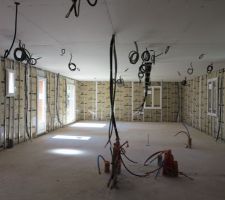 D&eacute;j&agrave; l'etape isolation et electricite. mi aout, nous avons rencontr&eacute; le constructeur pour le plan &eacute;lectricit&eacute;. en fait, c'est le sch&eacute;ma &eacute;lectrique de la cuisine ou il faut penser a&nbsp; tout, les autres pieces c'est beaucoup plus simple.