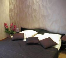 Détail sur l'ameublement, le sol et le papier peint de la chambre d'amis