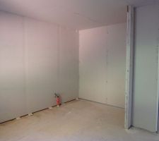 Chambre 1 avec le coin dressing qui recevra un duo type Célio