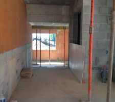 Derrière la plaque blanche à droite : l'ascenseur pour aller au sous-sol