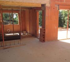 Au fond la cuisine, à droite baie vitrée de la salle à manger