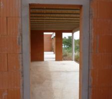 Porte du garage avec vu sur la cuisine d'été et la porte de la maison