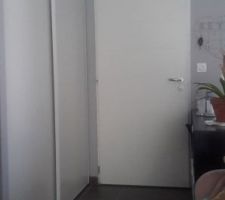 Vue entrée avec portes de placard posées