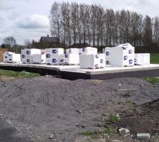 Enfin la livraison des agglos ont &eacute;t&eacute; effuctu&eacute; apr&egrave;s 2 reports faute de l'intervention de la voirie pour le bitume du lotissement.
Logiquement la mont&eacute;e des murs va s'effectuer je pense cette semaine!!!!
Enfin j'esp&egrave;re!!!!!!!!!!!!!!!!