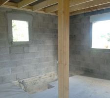 Etage: salle de bains, place escalier