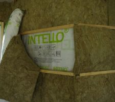 La laine de roche int&eacute;rieure tombe. Elle n'est soit pas adapt&eacute;e pour une pose en horizontale soit pas assez dense car elle s'effondre sur elle-m&ecirc;me.