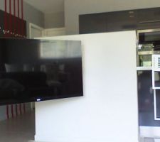 La disposition du muret technique permet de pivoter l'écran tv relié au NAS donc internet et d'être visible du canapé