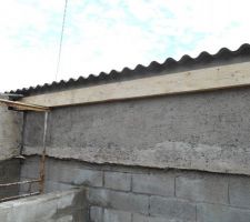 Installation de la première poutre en vue de refaire la toiture des annexes