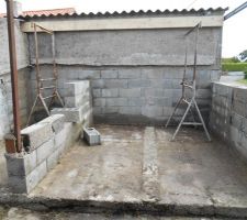 Installation de la première poutre en vue de refaire la toiture des annexes