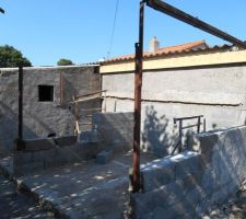 L'atelier en stand by, les parpaings sont arriv&eacute;es pour que nous puissions remonter le mur &agrave; droite de l'image, la partie fa&ccedil;ade sera faite avec du bardage. Pour le moment nous &eacute;tudions le projet car &agrave; la base ceci devait &ecirc;tre notre poulailler, mais au vue de l'espace d&eacute;gag&eacute; nous le transformons en atelier.