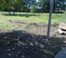 La partie poulailler ext&eacute;rieur, o&ugrave; nos futures cocottes pourront gratter &agrave; loisir, et aussi s'abriter des intemp&eacute;ries sous le noisetier.