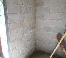 La partie poulailler , o&ugrave; nos futures cocottes rentreront le soir, pour &eacute;viter qu'un renard ne vienne les manger :)
ne reste plus qu'&agrave; entourer leur espace pour qu'elles puissent courir