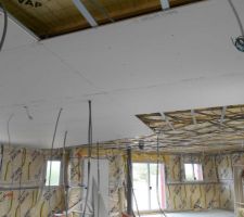 Le plafond est en cours de pose