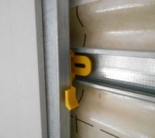 Système de clips pour poser le placo sans perforer la membrane