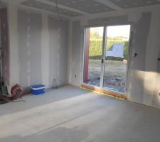 Les bandes continues à être posées (vue de la salle à manger)