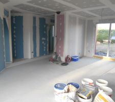 Les bandes continues à être posées (vue depuis le salon, sur l'entrée, le bureau et la salle à manger)