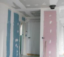 Les bandes continues à être posées (vue sur l'entrée)