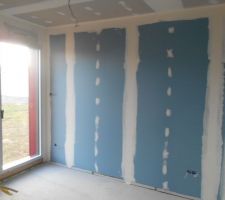 Les bandeurs sont arrivés et ils font du boulot très propre, encore deux jours de chantier et la chape pourra être posée. 
Retard de 2 jours sur le planning.