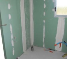 Les bandes continues à être posées (vue sur la salle de bain)