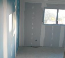 Les bandes continues à être posées (3ème chambre)