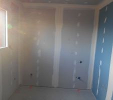 Les bandes continues à être posées (3ème chambre)