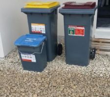 Les poubelles sont déjà arrivées et on a étalé les cailloux qui étaient là, comme ça on se salit moins les chaussures !