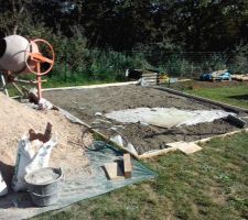 Sept 2014 : Dalle béton pour abri de jardin - film sous dalle et 1ère couche de béton (4 à 5 cm)